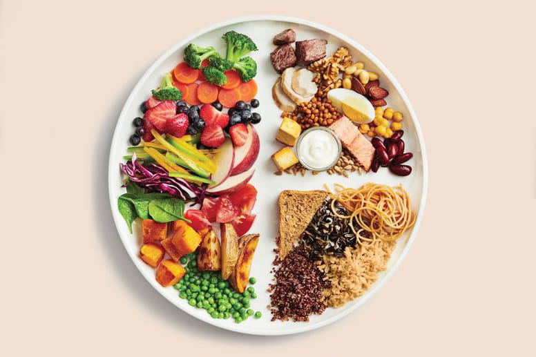 Assiette équilibrée avec légumes, protéines et céréales complètes — Bien manger aujourd'hui pour une meilleure santé - Fitness-Zone.fr